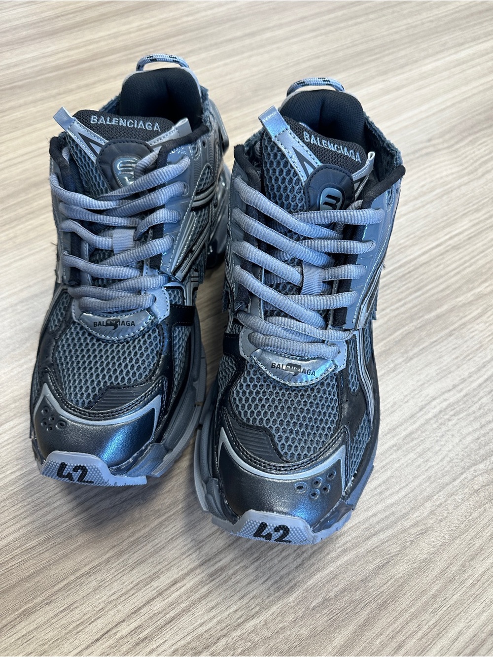 Balenciaga Mens- size US 9 Metallic Silver & Black Runner sneakers